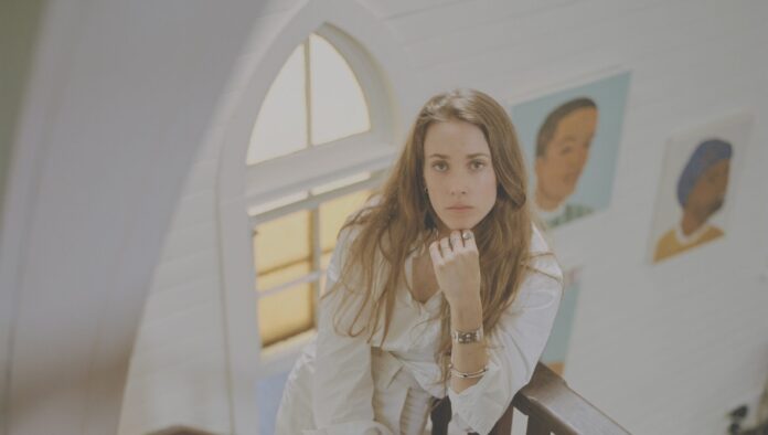 Emma Louise announces Sunshine for Happiness with new single ‘God Between Us’ Emma Louise announces Sunshine for Happiness with new single ‘God Between Us’